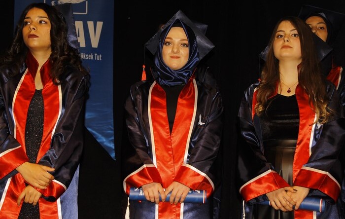 BOZÜYÜK ÖZEL SINAV LİSESİNDE MEZUNİYET ÇOŞKUSU