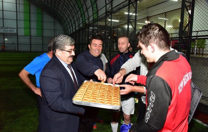 BELEDİYE BAŞKANI NİHAT CAN MAÇ SONUNDA BAKLAVA İKRAMINDA BULUNDU