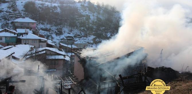 Pazaryeri Karaköy’de 2 Katlı Ev Yandı