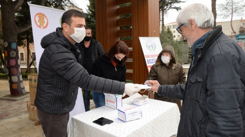 ÜCRETSİZ MASKE DAĞITIMI BOZÜYÜK İLÇE MERKEZİNDE DE DEVAM ETTİ