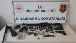 Bilecik’in Pazaryeri ilçesinde kaçak silah satışı yaptıkları öne sürülen 6 zanlı gözaltına alındı.