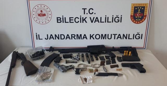 Bilecik’in Pazaryeri ilçesinde kaçak silah satışı yaptıkları öne sürülen 6 zanlı gözaltına alındı.