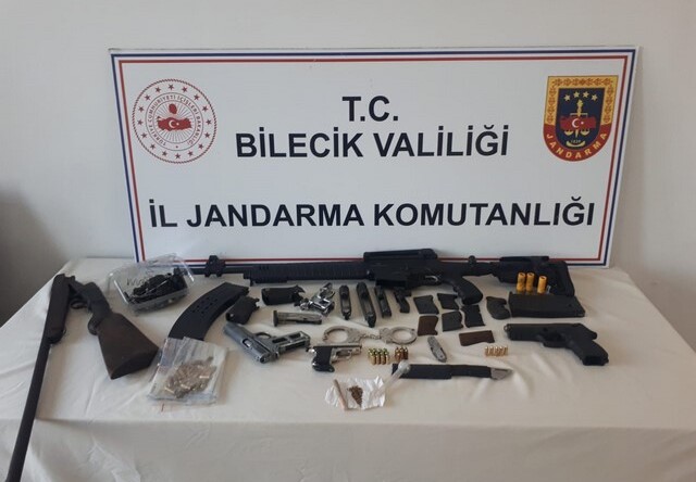 Bilecik’in Pazaryeri ilçesinde kaçak silah satışı yaptıkları öne sürülen 6 zanlı gözaltına alındı.