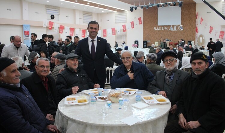 CHP Belediye Başkan Adayı Şahinoğlu ve CHP yönetimi Gençlerle İftarda Buluştu