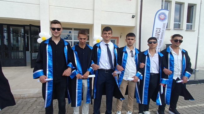 Nabi Avcı Teknik ve Mesleki Anadolu Lisesi’nde Mezuniyet Coşkusu