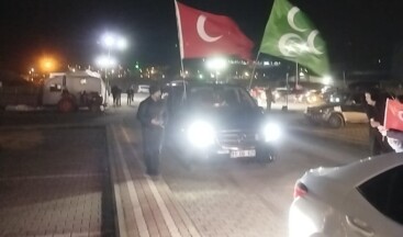 BOZÜYÜK’TE BAYRAĞIMIZA DOKUNDURTMAYIZ KONVOYU