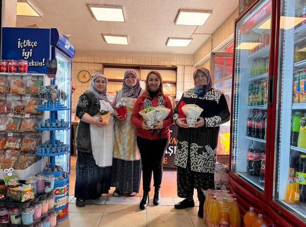 Belediye Başkanı Tekin, 8 Mart Dolayısıyla Çalışan Kadınlara çiçek dağıttı